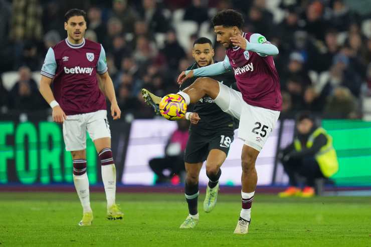 Todibo difensore del West Ham in azione durante una partita