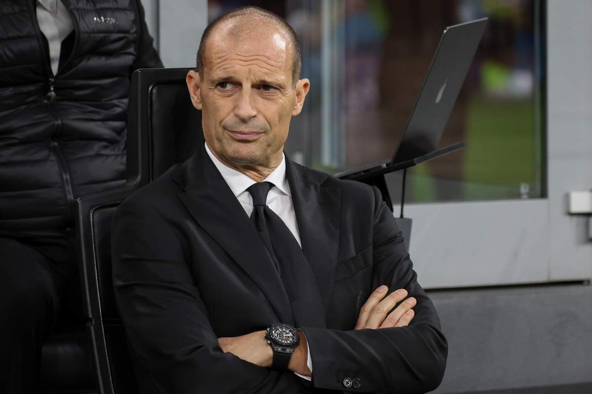 Massimiliano Allegri allenatore del Milan seduto in panchina a San Siro