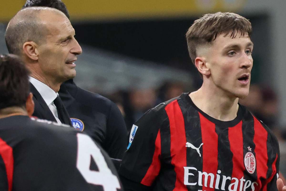 Saelemaekers e Allegri durante una partita di Serie A del Milan