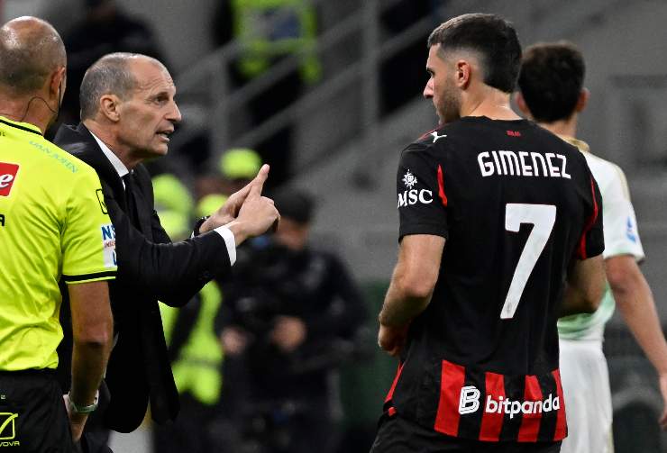 Max Allegri e Santi Gimenez parlano durante una partita del Milan