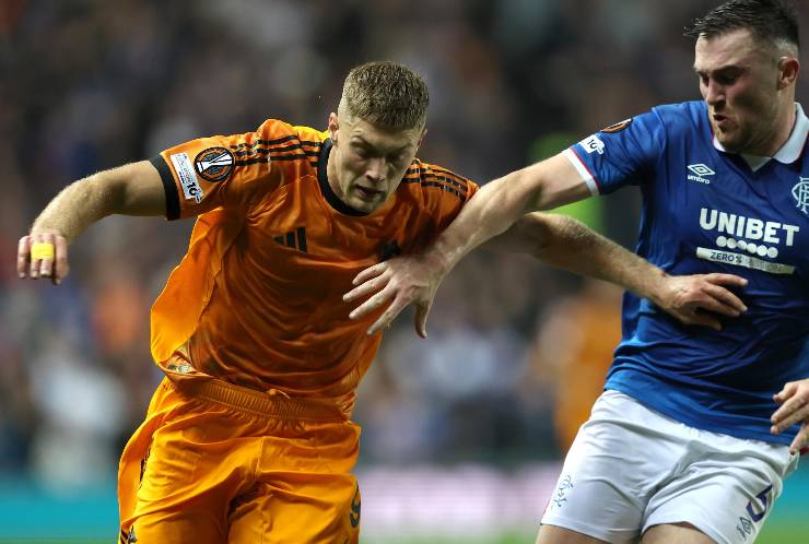 Artem Dovbyk attaccante della Roma in azione durante una partita di Europa League