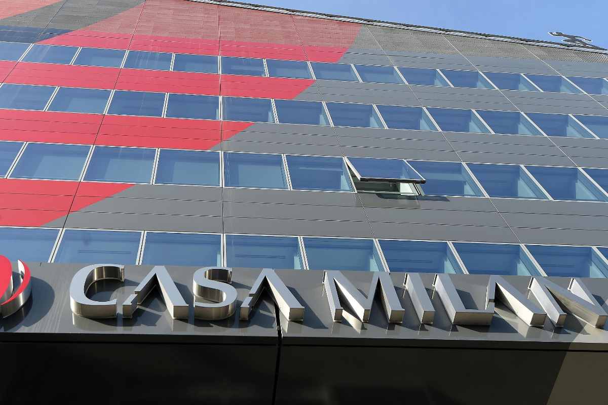 La facciata di Casa Milan sede del club rossonero in via Aldo Rossi a Milano