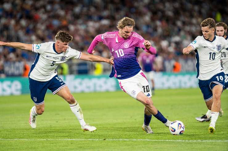 Charlie Cresswell difensore della nazionale Under 21 dell'Inghilterra in azione contro l'attaccante tedesco Woltemade 