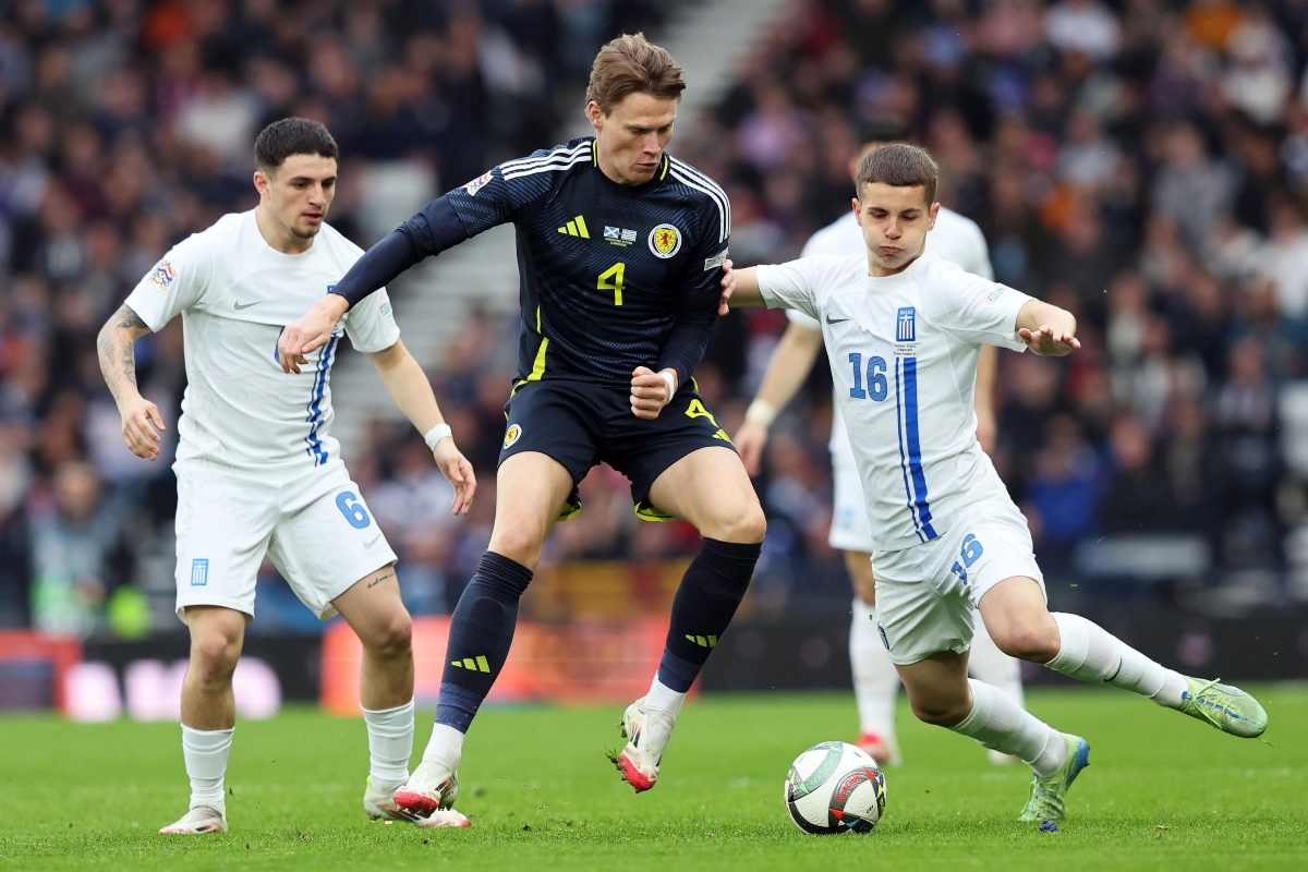 Christos Mouzakitis giocatore dell'Olympiacos in azione durante una partita con la nazionale greca