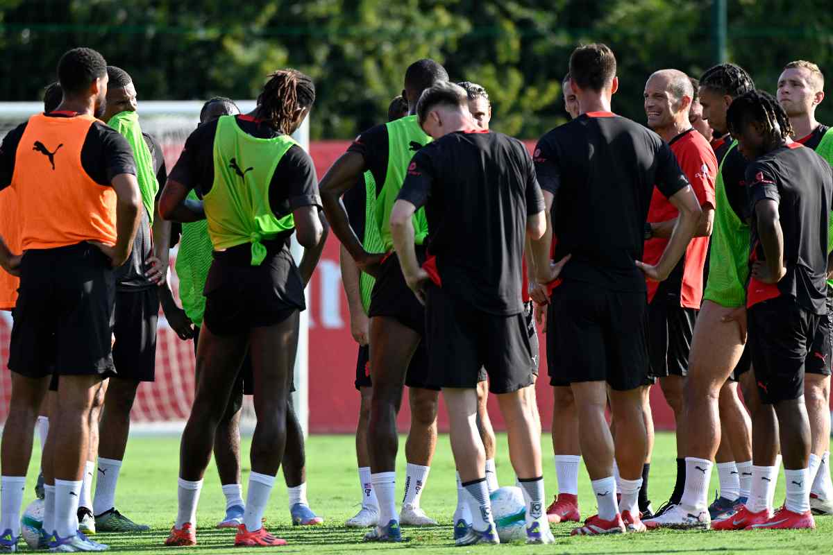 Samuel Chukwueze insieme ad altri compagni di squadra a Milanello
