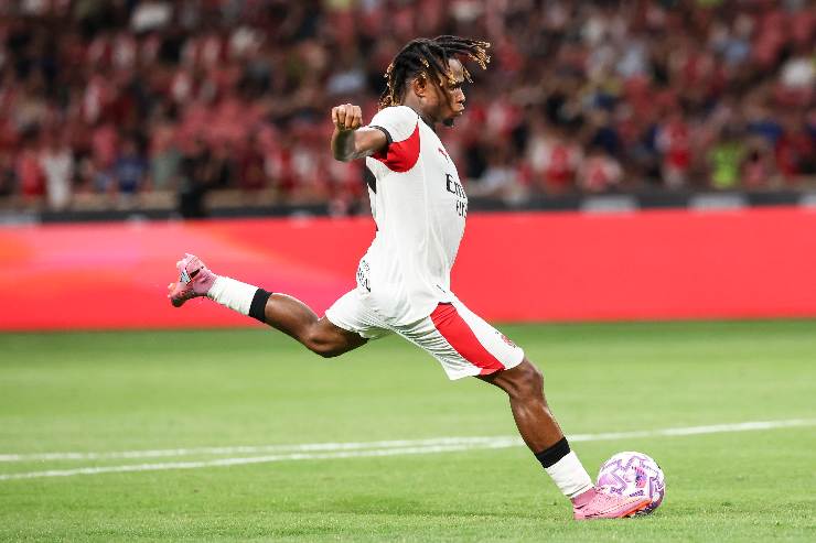 Samuel Chukwueze calciatore del Milan mentre tira il pallone