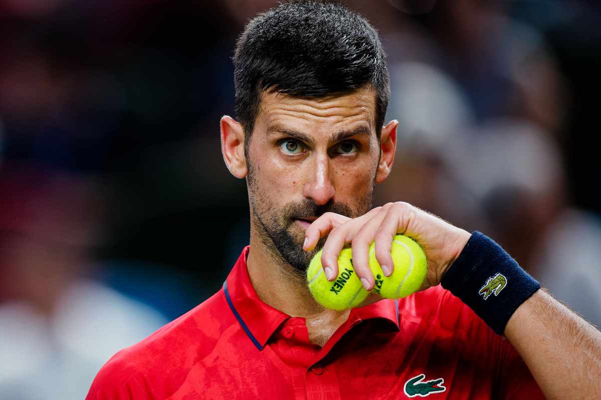 Novak Djokovic tennista serbo durante una partita