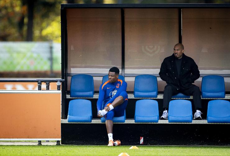 Wilfred Dumfries calciatore dell'Inter seduto in panchina durante un allenamento della nazionale olandese