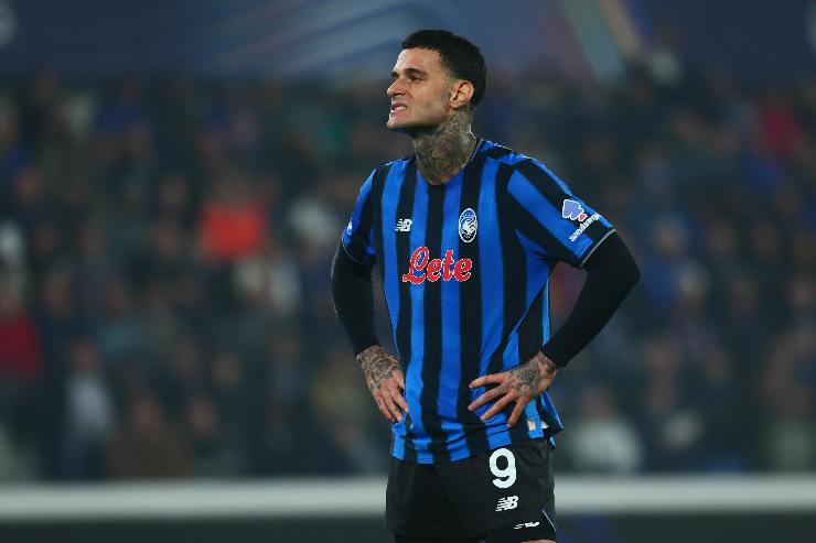 Gianluca Scamacca attaccante dell'Atalanta con le mani sui fianchi durante una partita 