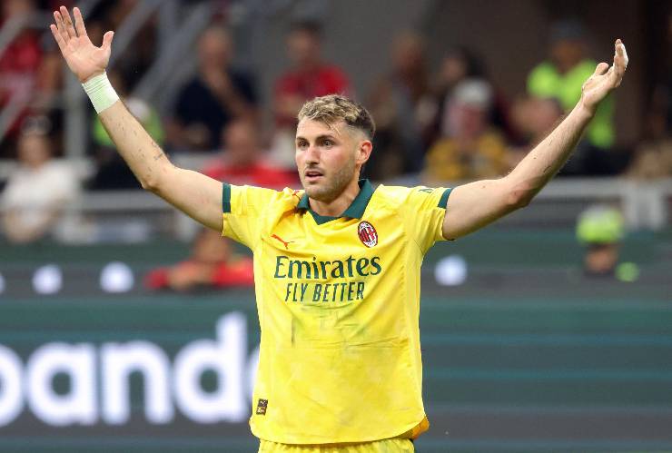 Santiago Gimenez attaccante del Milan durante una partita di Serie A a San Siro