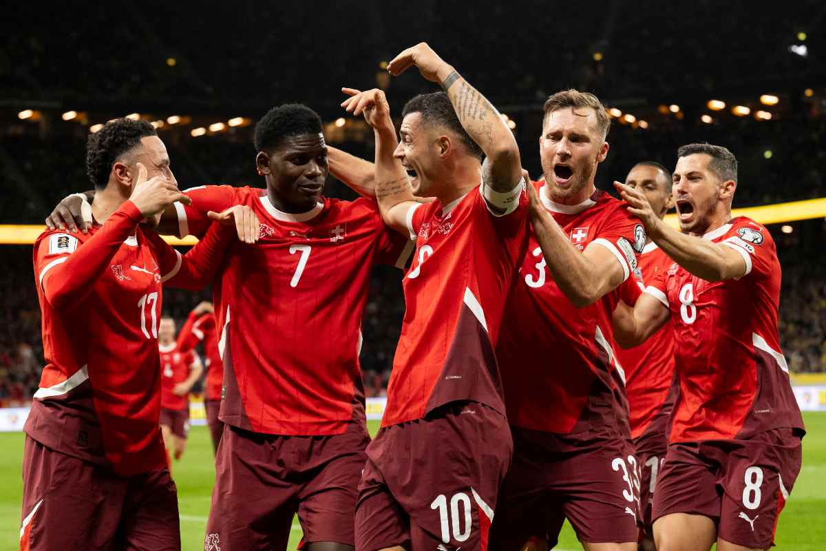 Granit Xhaka esulta per un gol con i compagni della nazionale svizzera