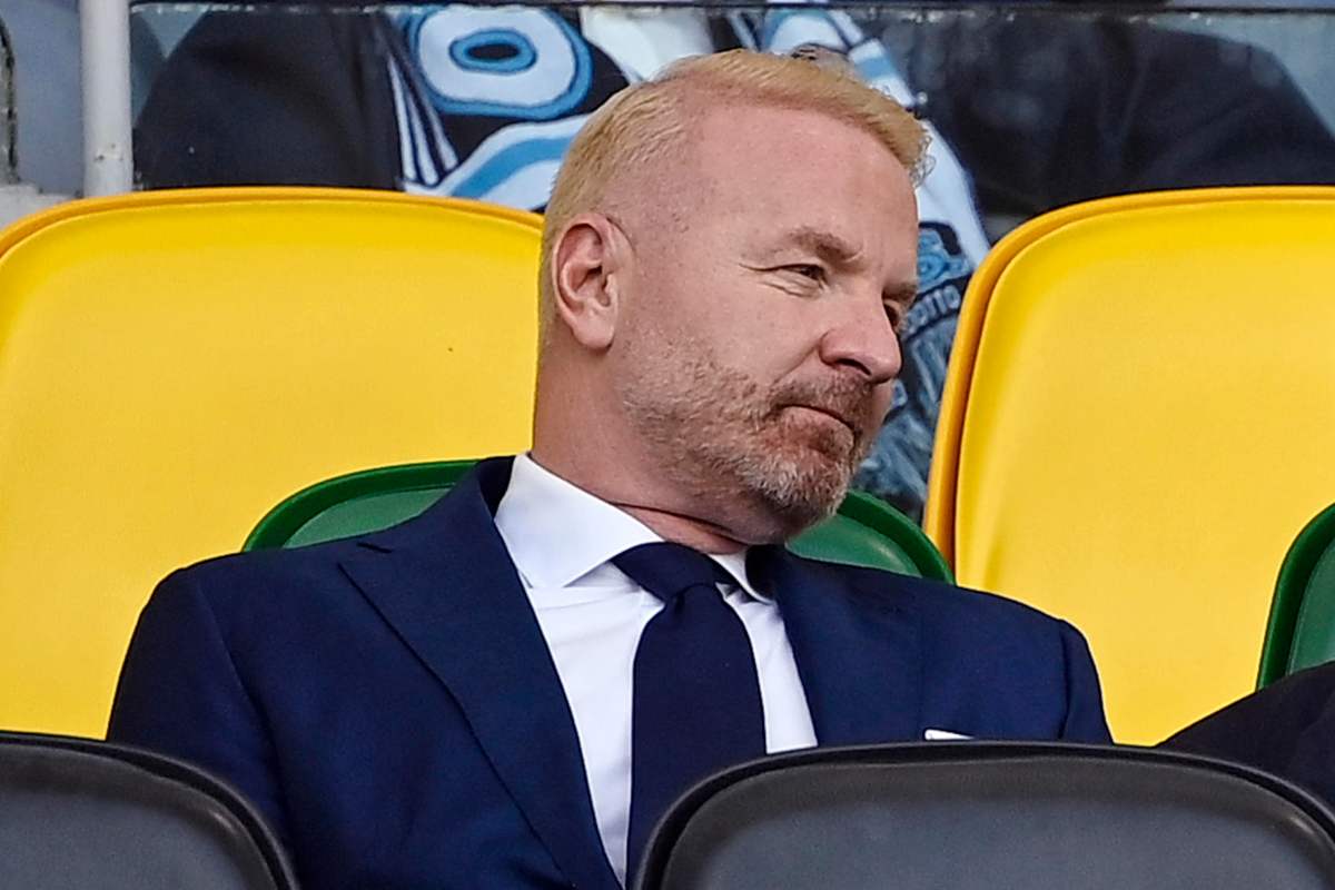Igli Tare direttore sportivo del Milan seduto in tribuna allo stadio