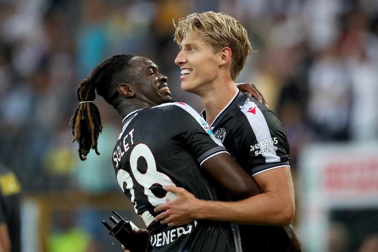 Kristensen e Solet difensori dell'Udinese si abbracciano sorridenti
