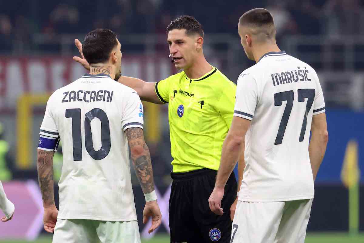 Arbitro Collu con giocatori Lazio