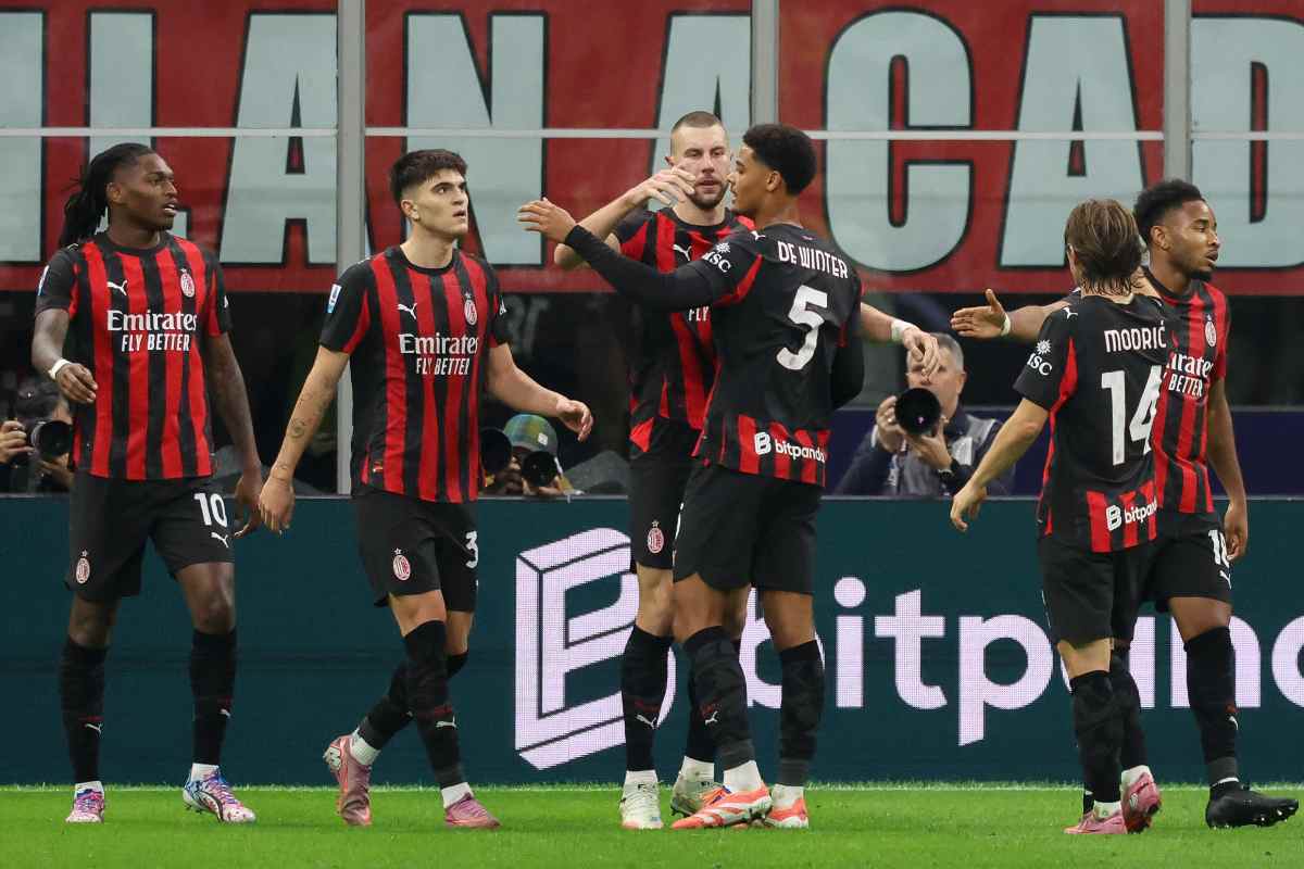 Leao, Modric, Nkunku e altri calciatori del Milan esultano dopo un gol a San Siro