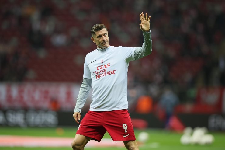 Robert Lewandowski attaccante del Barcellona con la divisa della Polonia