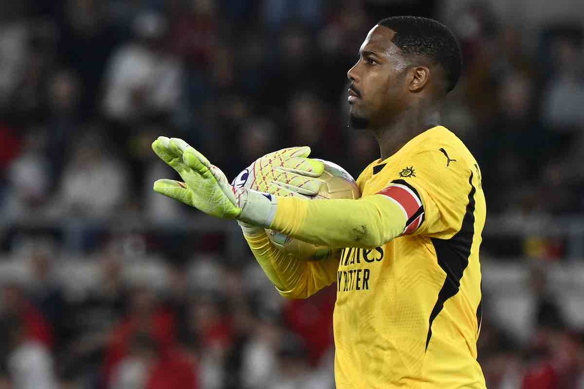 Maignan con il pallone in mano