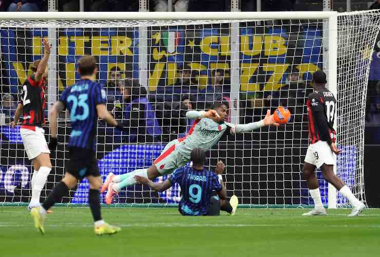 Mike Maignan portiere del Milan para nel derby contro l'Inter 