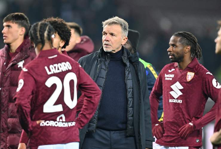 Marco Baroni allenatore del Torino circondato da alcuni calciatori della squadra granata