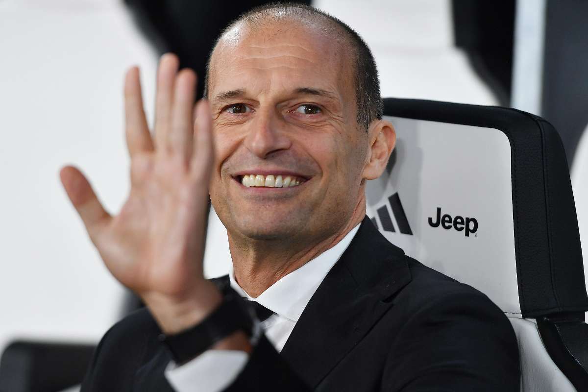 Massimiliano Allegri allenatore del Milan saluta mentre è seduto in panchina
