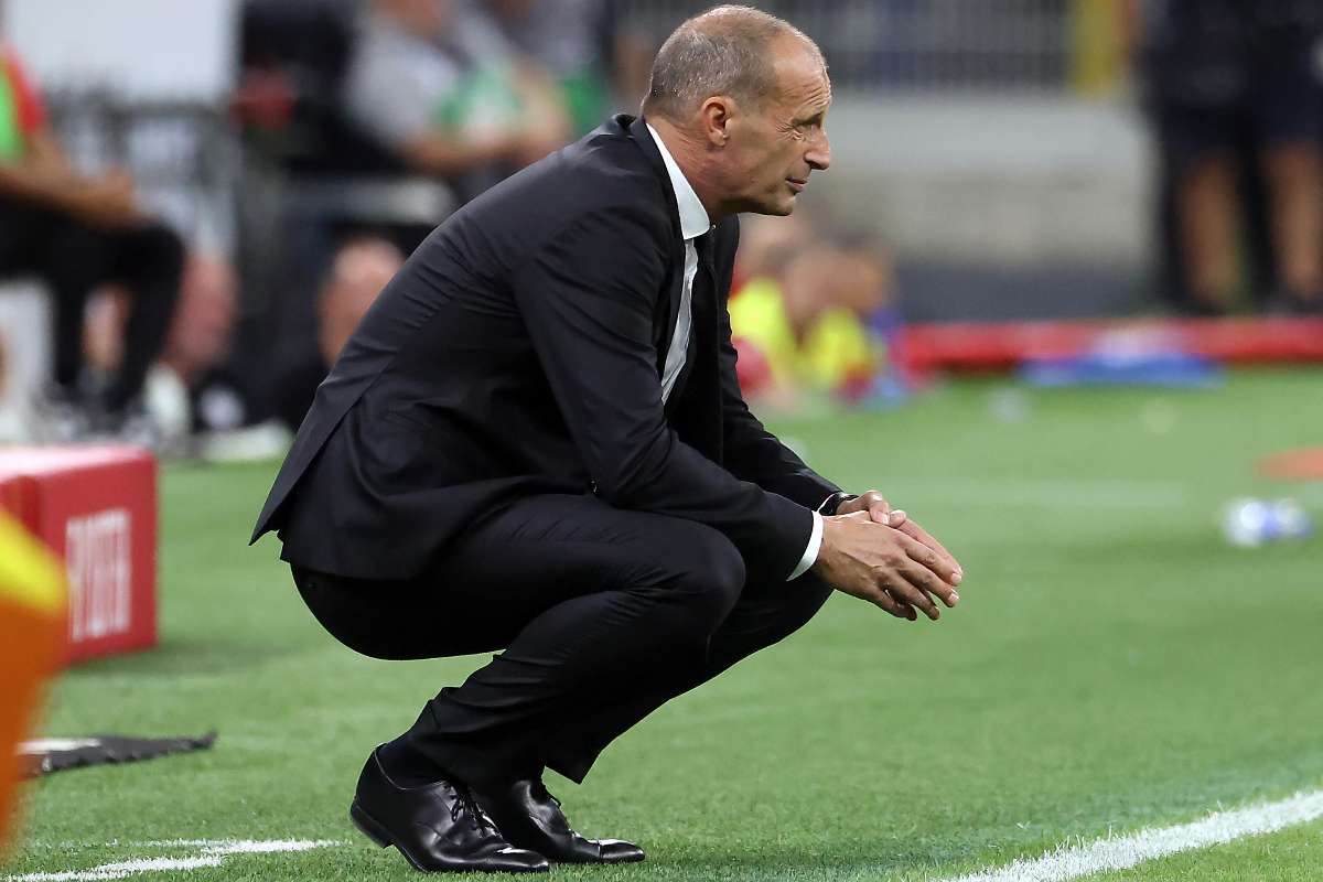 Massimiliano Allegri allenatore del Milan piegato sulle gambe durante una partita di Serie A a San Siro