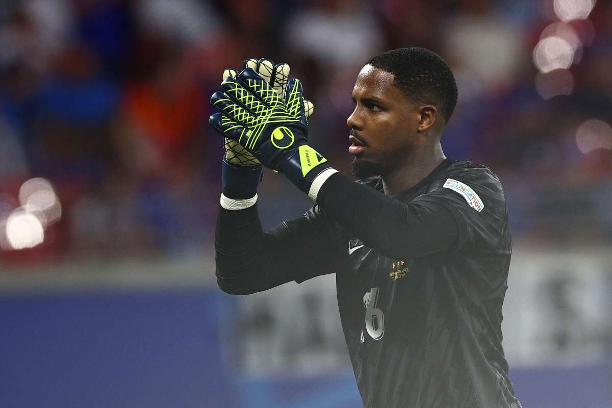 Mike Maignan portiere del Milan con la maglia della nazionale francese