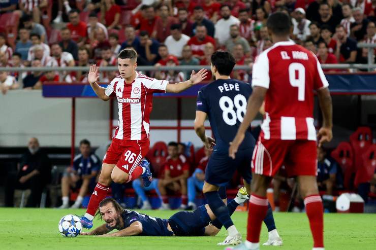 Christos Mouzakitis giocatore dell'Olympiacos in azione durante una partita
