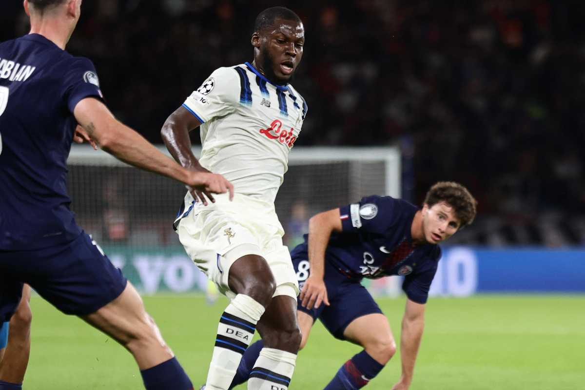 Yunus Musah centrocampista dell'Atalanta in azione contro il PSG in Champions League