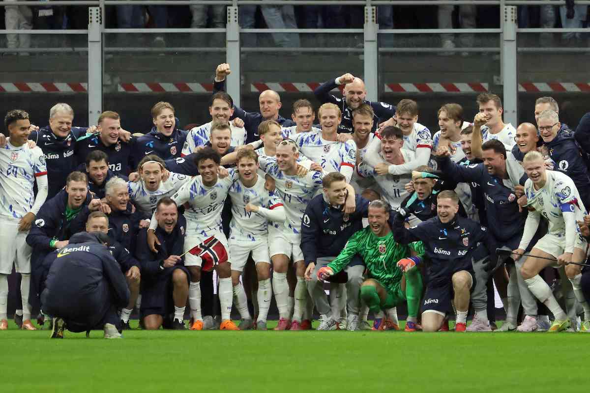 Nazionale della Norvegia esulta dopo la vittoria contro l'Italia a San Siro