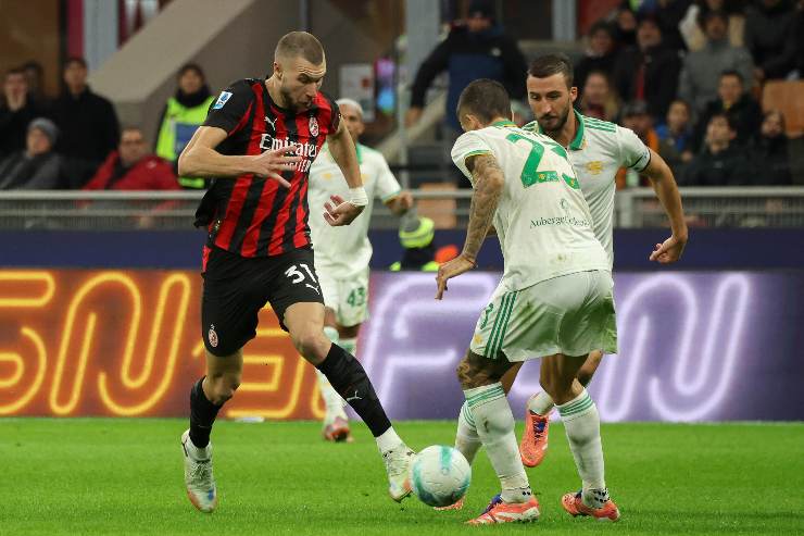 Strahinja Pavlovic in azione durante una partita del Milan contro la Roma a San Siro