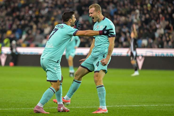 Tommaso Pobega esulta con Riccardo Orsolini dopo un gol in Udinese-Bologna di Serie A