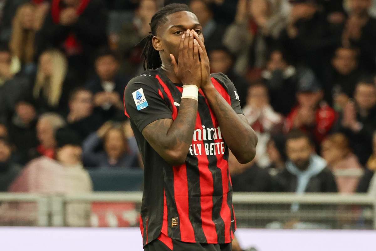 Rafael Leao calciatore del Milan con le mani giunte sulla sua faccia durante una partita a San Siro