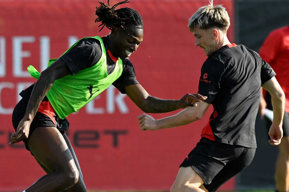 Alexis Saelemaekers e Rafa Leao in azione durante un allenamento a Milanello