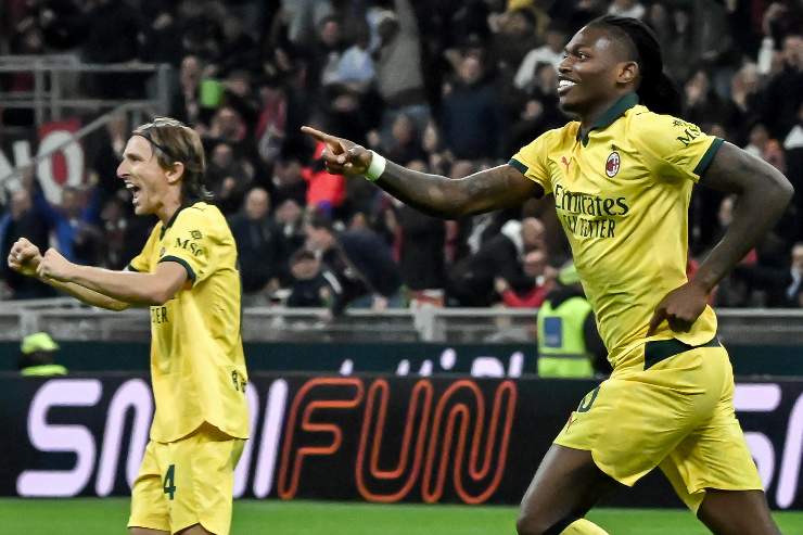 Rafa Leao e Luka Modric calciatori del Milan esultano dopo un gol