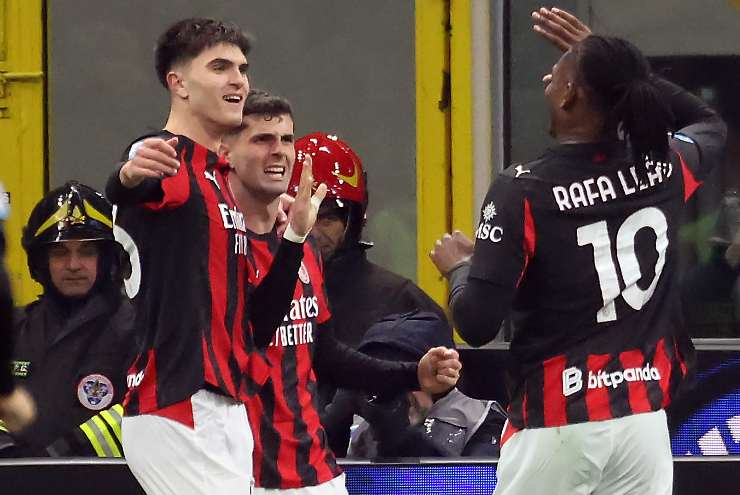 Rafa Leao esulta con Bartesaghi e Pulisic dopo un gol del Milan a San Siro