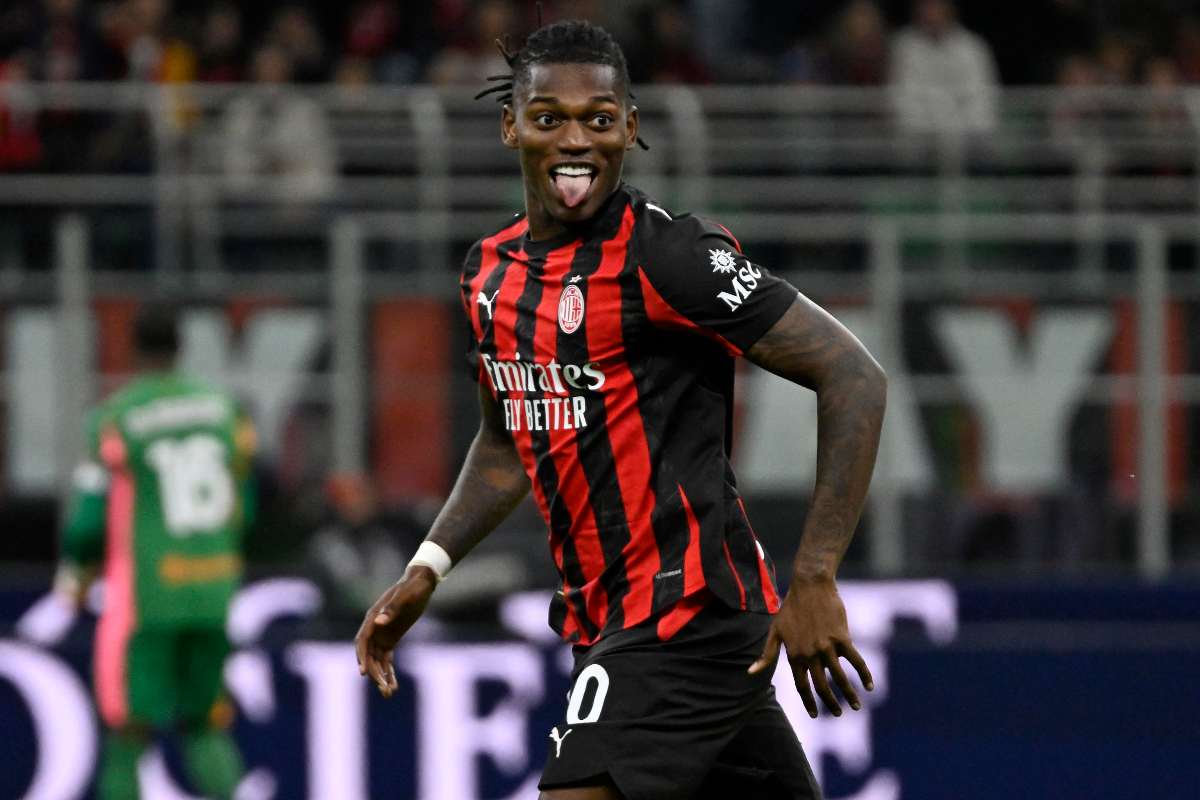 Rafael Leao esulta dopo un gol con la maglia del Milan a San Siro