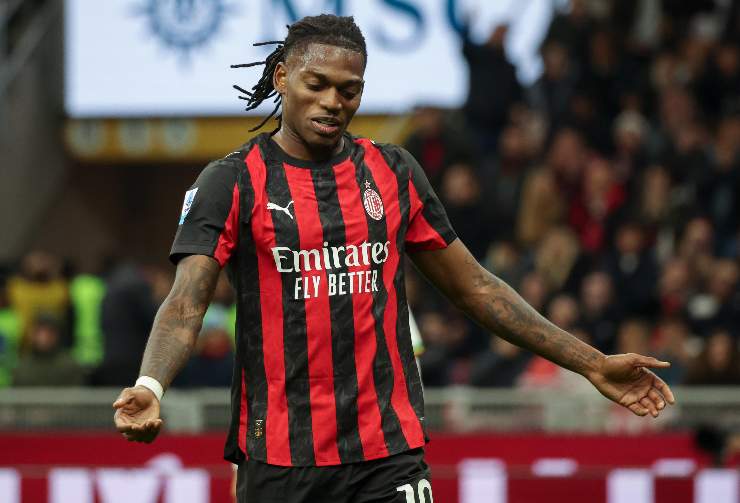 Rafael Leao calciatore del Milan con la maglia rossonera durante una partita a San Siro