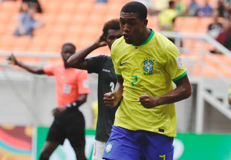 Rayan calciatore del Vasco da Gama esulta dopo un gol con la maglia del Brasile