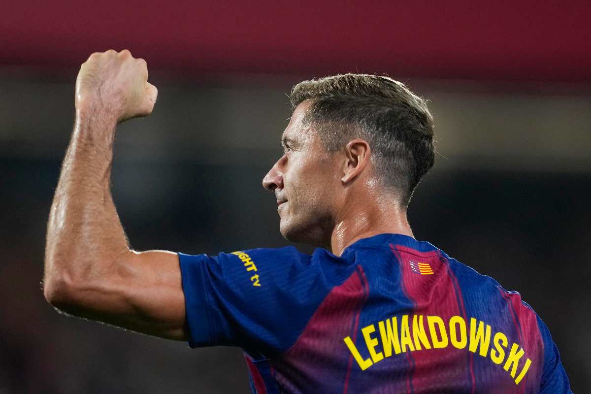 Robert Lewandowski attaccante del Barcellona esulta dopo un gol segnato con la maglia blaugrana