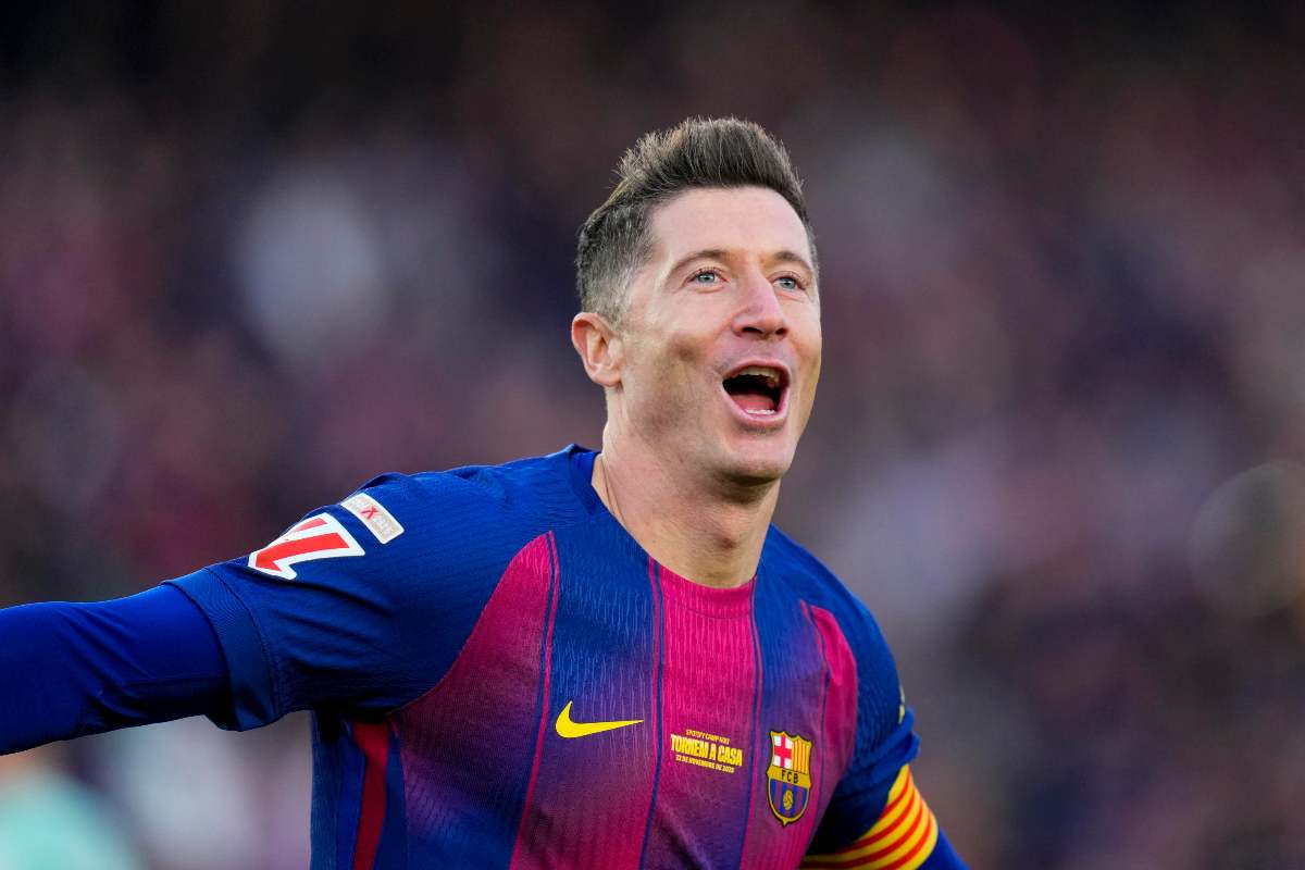 Robert Lewandowski attaccante del Barcellona esulta dopo un gol con la maglia blaugrana
