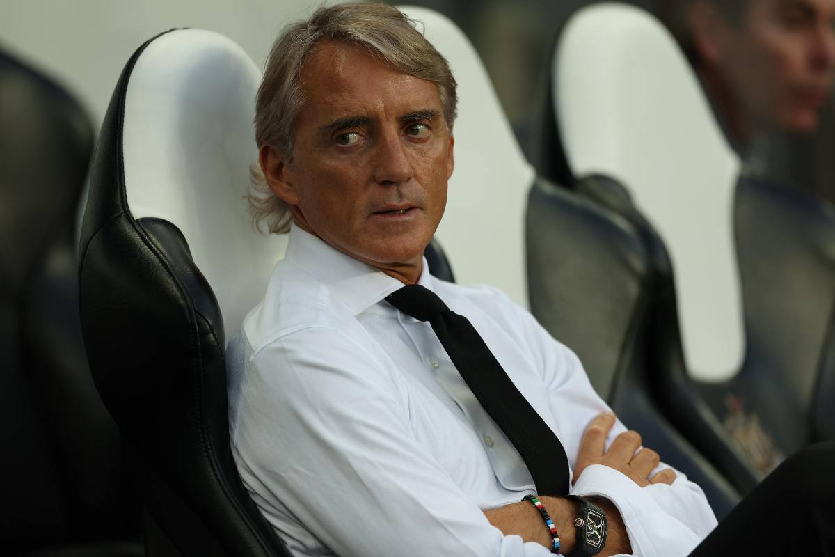 Roberto Mancini nuovo allenatore dell'Al Sadd seduto in panchina durante una partita