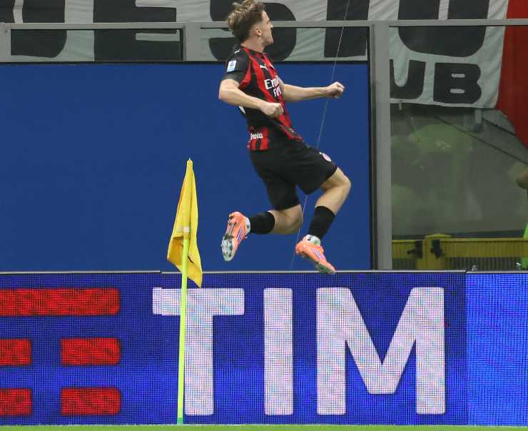 Alexis Saelemaekers esulta dopo un gol con la maglia del Milan