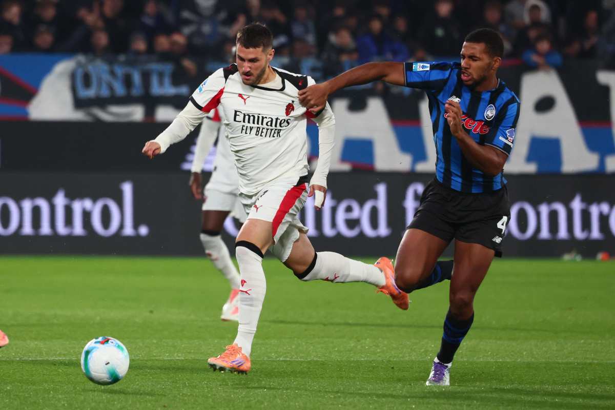 Santiago Gimenez in azione palla al piede in Atalanta Milan