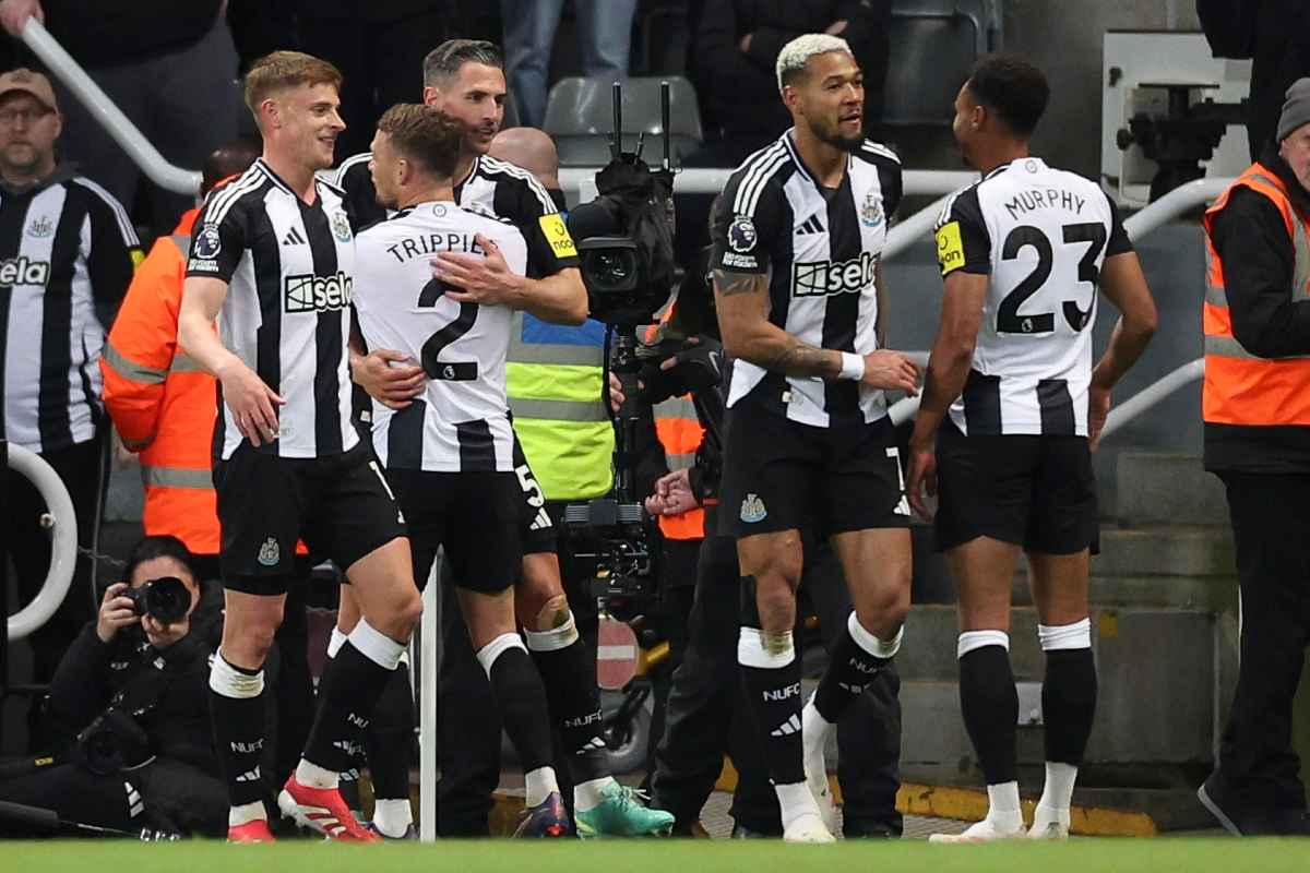 Fabian Schar esulta con altri compagni del Newcastle dopo un gol in Premier League
