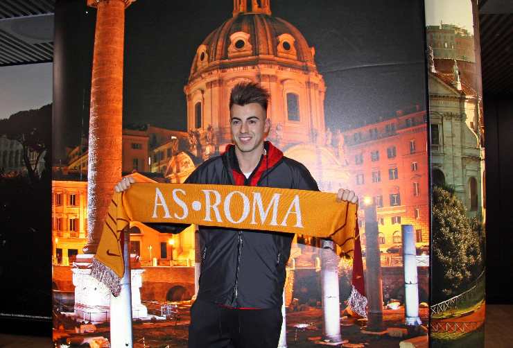 Stephan El Shaarawy calciatore della Roma con la sciarpa giallorossa