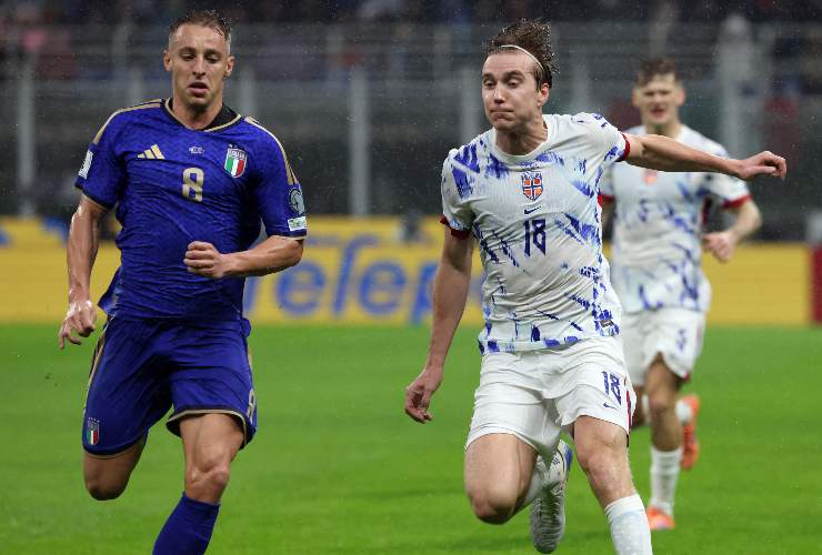 Thorstvedt e Davide Frattesi in azione durante Italia-Norvegia delle Qualificazioni Mondiali