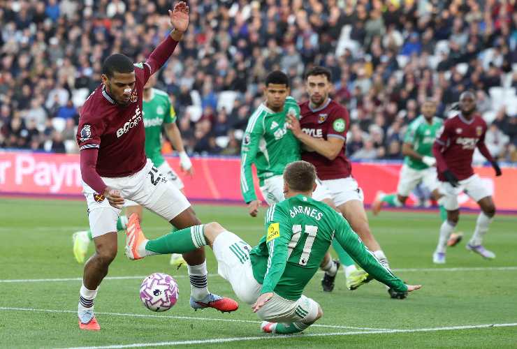 Todibo difensore del West Ham in azione in una partita di Premier League