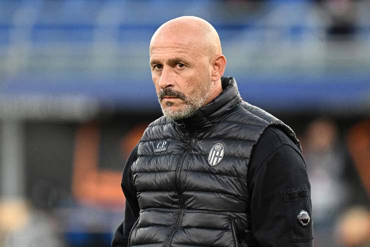 Vincenzo Italiano allenatore del Bologna con lo sguardo serio durante una partita di Serie A