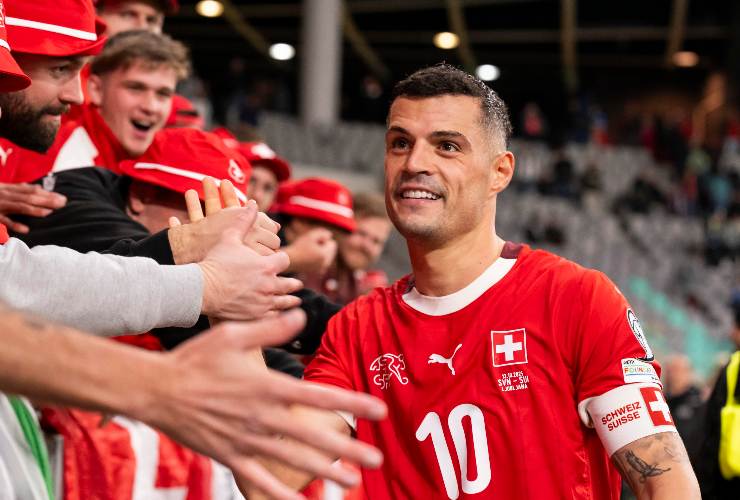Granit Xhaka centrocampista del Sunderland sorride con la maglia della nazionale svizzera mentre batte le mani ai tifosi