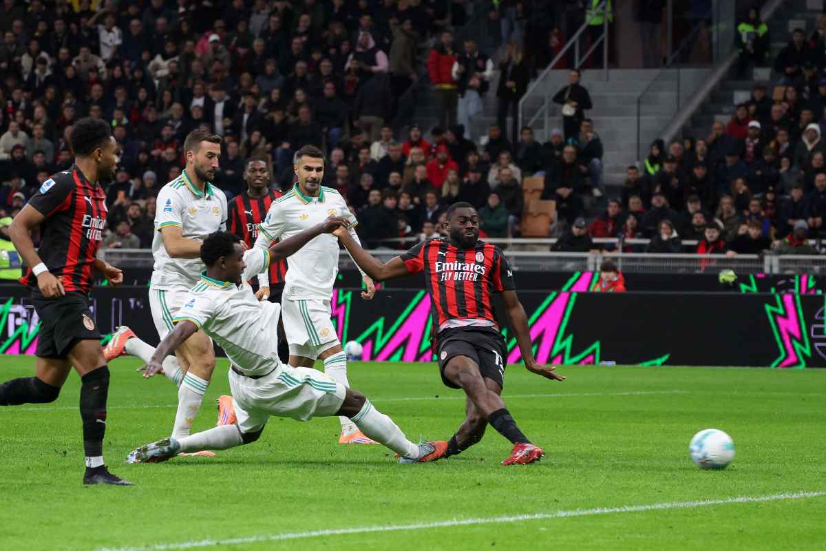Youssouf Fofana calcia verso la porta in Milan-Roma di Serie A a San Siro